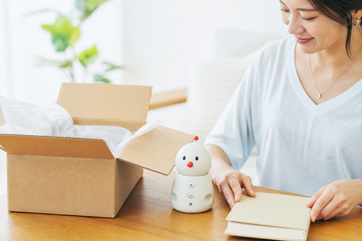 梱包前のロボットとノート