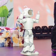 白い小型人型ロボットMoboが両手を上げている様子