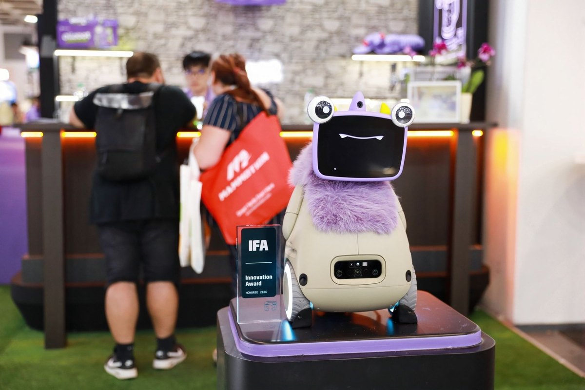 IFA Innovation Awardの盾の横に展示されたOlloNi SS1