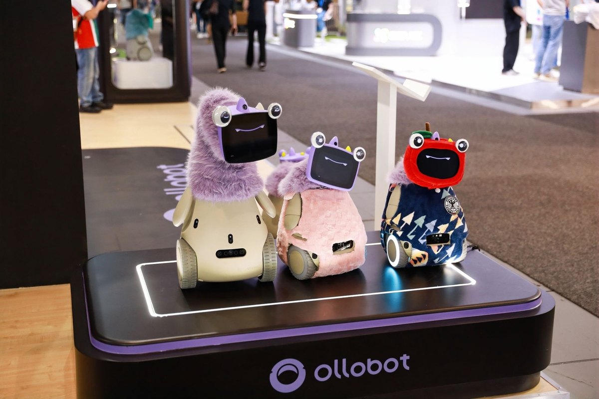 IFA 2026のOlloBotブースに並んだ3体のOlloNi SS1。毛並みや服の違う外装を着ている