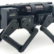 黒い小型4脚ロボットの正面寄りのアップ