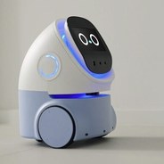 白い本体に淡いブルーの車輪台座を持つ小型ロボット
