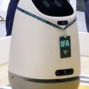 IFA 2026のTuyaブースに展示された白い自走式ロボット